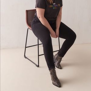 LEVI’S 311 Shaping Skinny